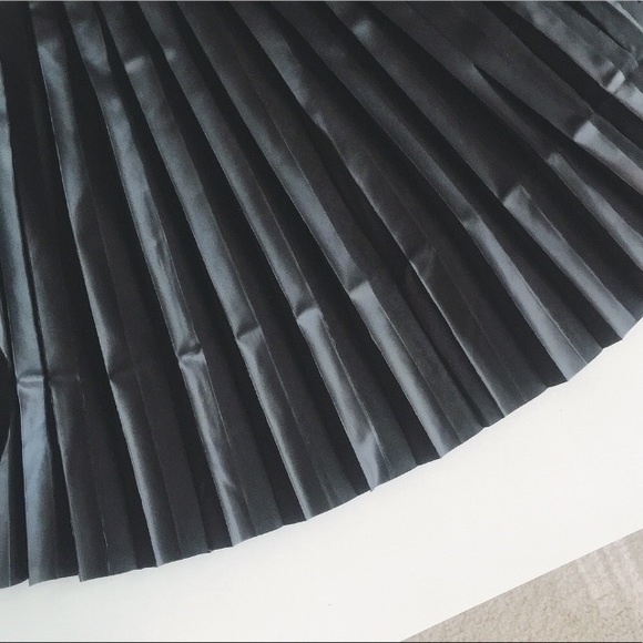 NWT Black Faux Leather pleated skirt - Picture 3 of 8